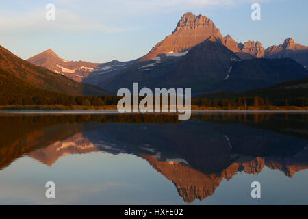 Glacier Nationalpark Gebirge Sonnenaufgang Spiegelung im Swiftcurrent Lake Stockfoto