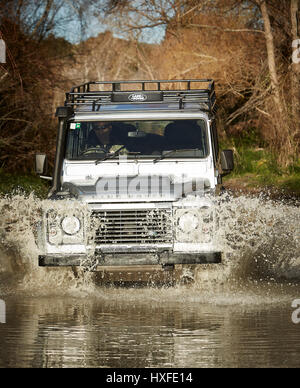 Off Road 4-4 fahren durch einen Bach Stockfoto