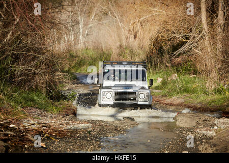 Off Road 4-4 fahren durch einen Bach Stockfoto