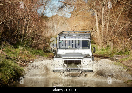 Off Road 4-4 fahren durch einen Bach Stockfoto