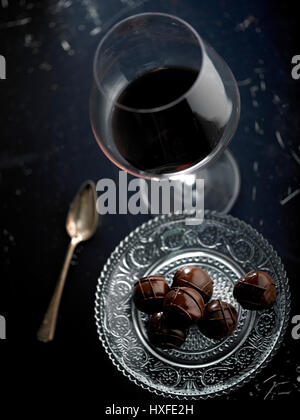 Rotwein und Luxus Schokolade Stockfoto