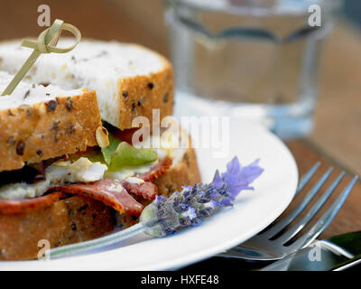 Pastrami-Salat-Sandwich im café Stockfoto
