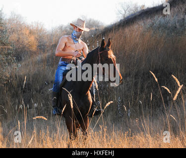 Cowboy zu Pferd an einem Sonntag im Sommer Stockfoto