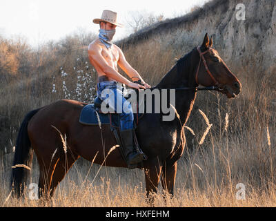 Cowboy zu Pferd an einem Sonntag im Sommer Stockfoto