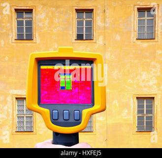 Eine Infrarot-Wärmebildkamera zeigt Gebäude-Fassade und Fenster Wärmeverlust. Stockfoto