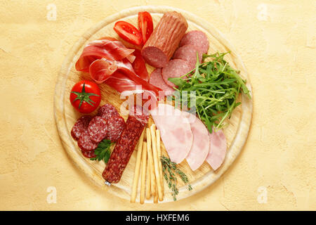 Auswahl an Fleischspezialitäten (Salami, Parma-Schinken) Stockfoto