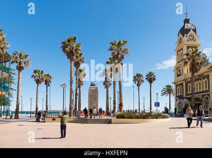 Viele Touristen und Besucher wandern rund um den Platz am Adelaide Strand Seite Vorort von Glenelg, South Australia. Stockfoto