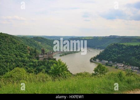 Tal des Rheins mit Loreley und Burg Katz Stockfoto