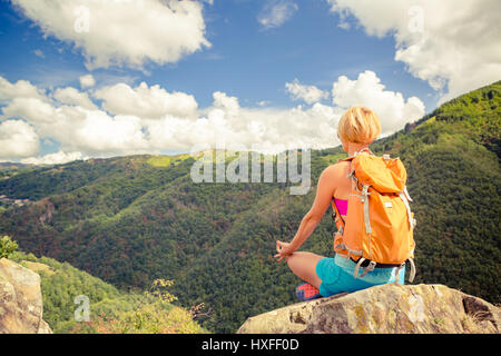 Frau feiert inspirierende Berge Landschaft zu wandern, zu bewundern und zu meditieren. Fitness und gesunde Lebensweise im Freien in bunten Sommer-Natur. Tre Stockfoto