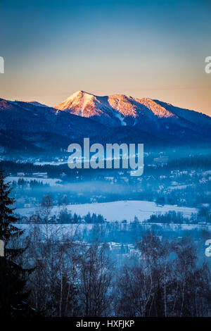 Sonnenaufgang in Zakopane mit beleuchteten Berg durch die Sonne im Winter, Tatra-Gebirge, Polen Stockfoto