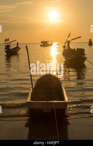 Silhouetten von Booten am Bang Tao Beach, Phuket, Thailand Stockfoto