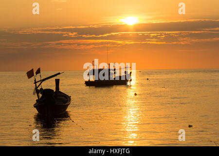 Silhouetten von Booten am Bang Tao Beach, Phuket, Thailand Stockfoto