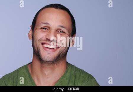 Porträt von Mitte 20 Männermodel Hispanic/kap-verdischer lächelnd. Stockfoto