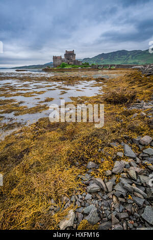 Schöne Dämmerung über Loch auf Eilean Donan Castle, Schottland Stockfoto