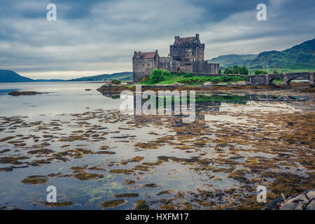 Sonnenuntergang über See auf Eilean Donan Castle, Schottland Stockfoto