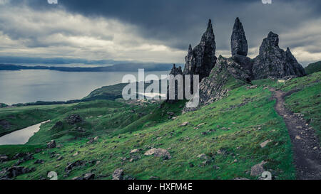 Stürmischen Wolken über Old Man of Storr in Schottland Stockfoto