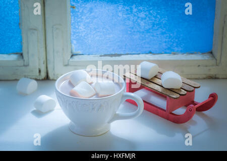 Hausgemachte heiße Schokolade mit Marshmallows für Weihnachten in kalten Abend Stockfoto
