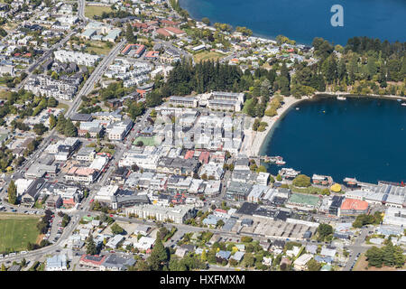 Luftbild von Queenstown Stadtzentrum entfernt und die Queentown Bucht von See Wakatiputhe in Otago Region der Südinsel Neuseelands. Stockfoto