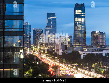 Luftaufnahme von einer Autobahn Gatot Subroto, im Herzen der Geschäftsviertel mit vielen modernen Wolkenkratzern in der Dämmerung in Indonesien Hauptstadt Jakarta Stockfoto