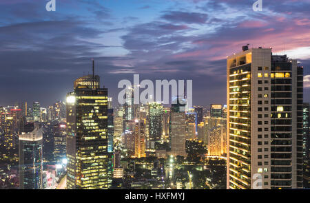 Luftaufnahme von einem atemberaubenden Sonnenuntergang über Geschäftsviertel von Jakarta in Indonesien Hauptstadt. Jakarta ist die größte Stadt Südostasiens und ein schnell wachsendes. Stockfoto