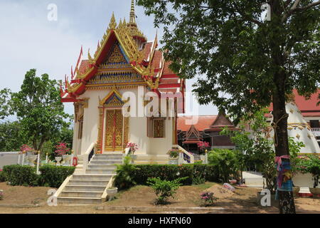 Eine interessante buddhistischen Tempel, sehr Vergoldung, mit vielen Verzierungen, Triple Dach in Karon auf der Insel Phuket in Thailand. Stockfoto