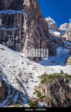Schön Schnee Dolomiten begrenzt, in der Sonne, Italien Stockfoto