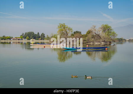 Boot und Schiff rund um Santa Fe Dam Recreation Area, Los Angeles County, Kalifornien Stockfoto