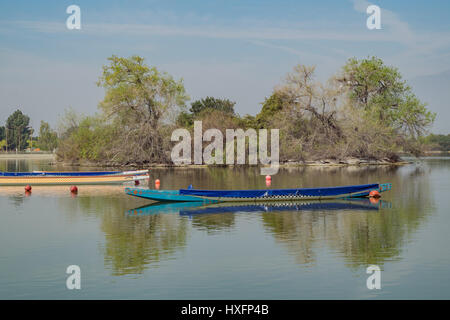 Boot und Schiff rund um Santa Fe Dam Recreation Area, Los Angeles County, Kalifornien Stockfoto