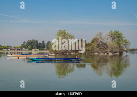 Boot und Schiff rund um Santa Fe Dam Recreation Area, Los Angeles County, Kalifornien Stockfoto