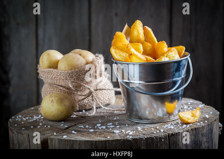 Goldene Pommes frites gemacht, frische Kartoffel in Blecheimer Stockfoto