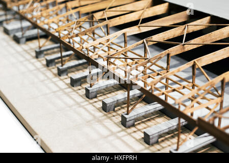 Zugeschnittenes Bild der architektonischen Projektmodell hautnah. Baukonzept des Gebäudes Dachsystem. Textfreiraum Stockfoto