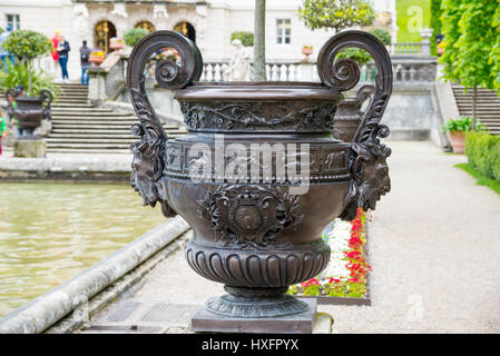 Ettal, Deutschland - 5. Juni 2016: Metallische Vase mit schönen Ornamenten bei Linderhof Palace, südwestlichen Bayern, Germany Stockfoto