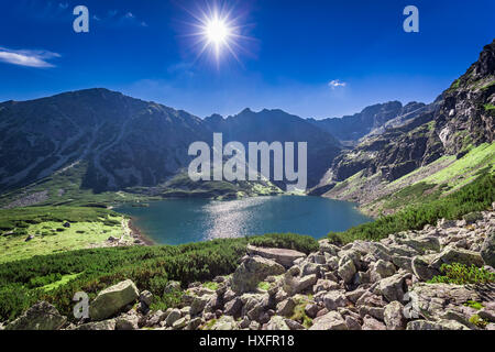 Atemberaubenden Sonnenaufgang über Czarny Staw Gasienicowy im Sommer, Tatra Stockfoto