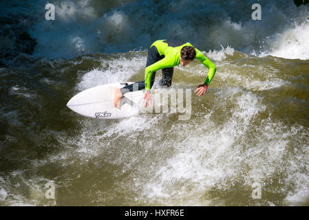 München, Deutschland - 7. Juni 2016: Schüler/inen Surfen an der Isar in München, Bayern, Deutschland Stockfoto