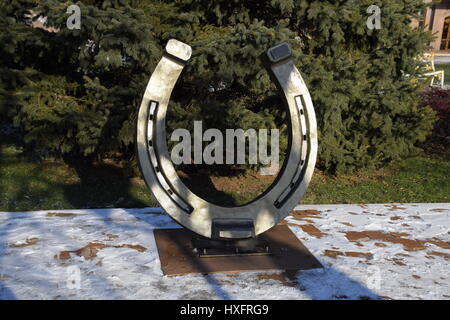 Skulptur eines Hufeisens. Symbol des Glücks. Stockfoto