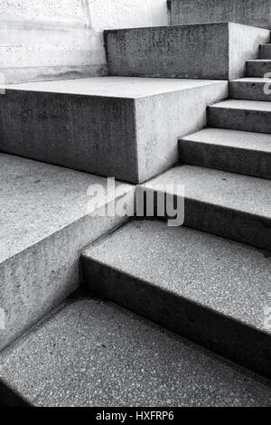 Modernen Betontreppe als abstrakte architektonischen Hintergrund Detail von städtischen Tiefgarage Stockfoto