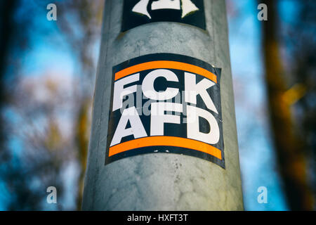 Aufkleber mit dem Strich FCK AFD in einer Laterne Mast, protestieren gegen die AFD, Sticker Mit Dem Schriftzug FCK AFD ein Einem Laternenmast, Protest gegen Stockfoto