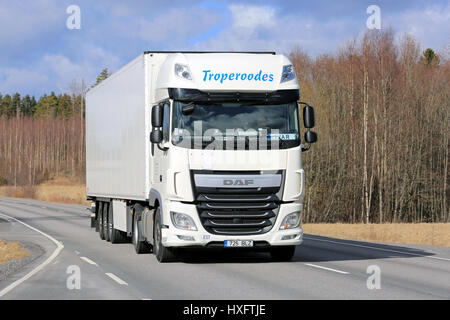 SALO, Finnland - 24. März 2017: White DAF XF 105 Sattelschlepper für temperaturgeführte Transport schleppt waren Weg im Frühjahr. Stockfoto