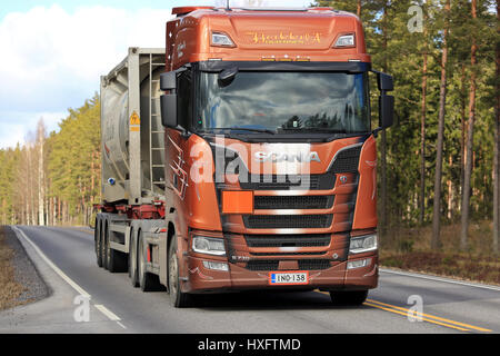 SALO, Finnland - 24. März 2017: Nächste Generation Scania S730 halb von Heikkila für ADR-Transport Züge im Voraus auf ländlichen Autobahn im Frühjahr. Stockfoto