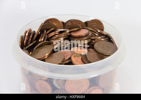 Menge der britischen Münzen, meist Kupfer 1 Pence und zwei Pence Stücke, in einer plastikwanne. Stockfoto