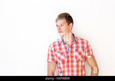 Porträt von einem schönen jungen Mann im roten Hemd wegschauen Stockfoto