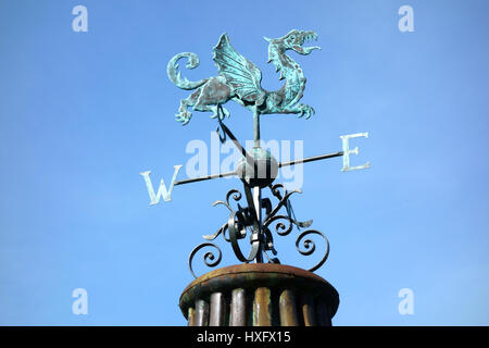 Alten Wetterfahne mit Drachen Form und blauer Himmel Stockfoto