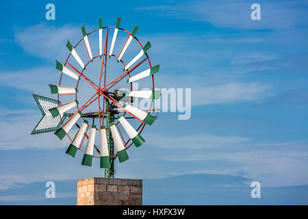 Windmühle für Wasserpumpen, Typ Molino de Ferro, Mallorca, Balearen, Spanien Stockfoto