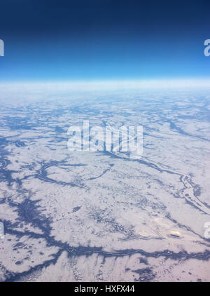 Luftaufnahme des kanadischen Nordens Flug über die Weite des gefrorenen Flüssen und verschneite Landschaft entnommen Stockfoto