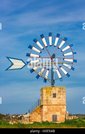 Windmühle für Wasserpumpen, Mallorca, Typ: Molino de Ferro Stockfoto