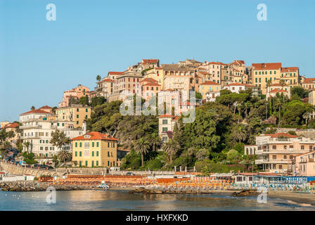 Blick über Porto Maurizio Strand direkt vor der alten Stadt Imperia an der ligurischen Küste, Nord-West-Italien. Stockfoto