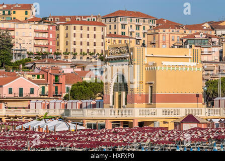 Blick über Porto Maurizio Strand direkt vor der alten Stadt Imperia an der ligurischen Küste, Nord-West-Italien. Stockfoto