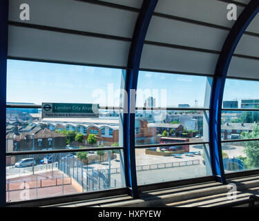 London UK. Docklands Light Railway Station, Erprobung Plattform der Bahnhof für Reisende nach London City Airport, MW Stockfoto
