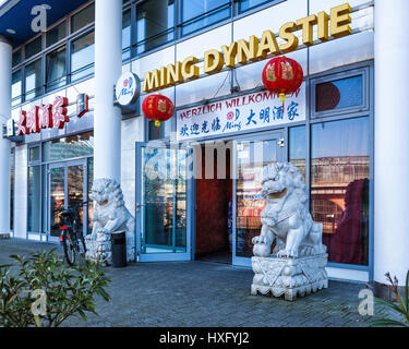 Berlin, Mitte. Ming Dynastie China-Restaurant. Fassade mit roten Laternen und dekorative Löwen-Skulpturen Stockfoto