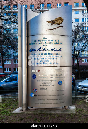 Denkmal in Berlin (Köpenicker Straße) markiert den Ort von der Maschinenfabrik Otto Lilienthal, Luftfahrt-Pionier der Segelflüge und fliegen. Stockfoto